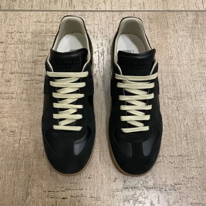Masion Margiela gats  - Ett par svarta Masion margiela gats i väldigt bra skick! Skorna är i storlek 42. Kontakt gärna oss om du har några frågor och priset kan diskuteras! 