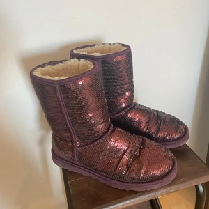  höga UGG  - Glittriga höga uggs, storlek 39…köpte på plick och säljaren sa att de va äkta så litar på henne. 