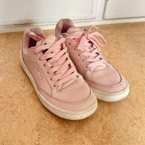 Rosa sneakers från Fila - Säljer ett par ljusrosa sneakers från Fila