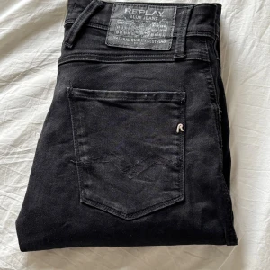 Svarta ANBASS Replay jeans - Säljer ett par svarta Replay Jeans. Modellen på bild är 173cm 63kg.