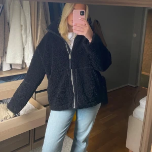 Teddyjacka  - Svart teddyjacka som inte kommer till användning längre💗