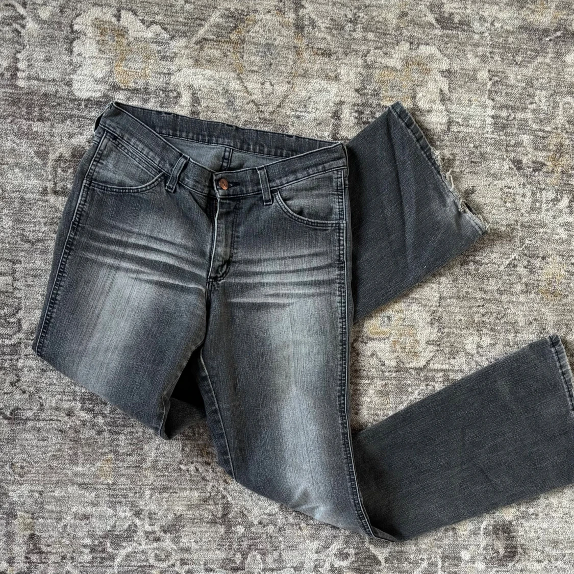 Grå bootcut jeans från Wrangler - 1