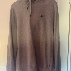 Morris hoodie - Säljer denna hoodie eftersom att den är sönder vid armbågen.