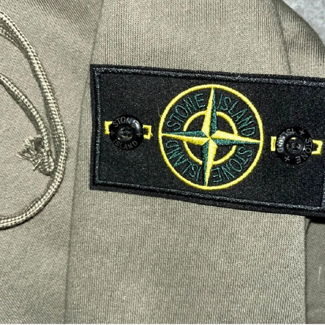 Olivgrön hoodie från Stone Island - 2