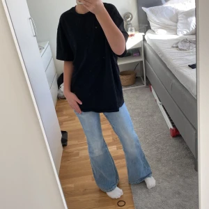 Svart oversized t-shirt från SHEIN - En enkel svart t-shirt från SHEIN Teen i storlek 13Y. Modellen är oversized med korta ärmar och rund hals. Tillverkad i mjuk bomull som är skön mot huden. Perfekt för en chill och avslappnad stil. Oversized T-shirt 