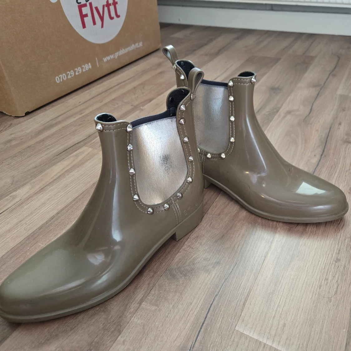 Olivgröna chelsea boots med nitar - 1