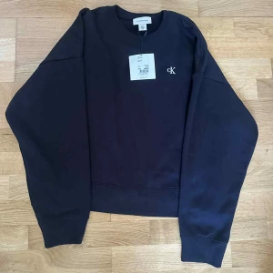 Svart sweatshirt från Calvin Klein - aldrig använd 