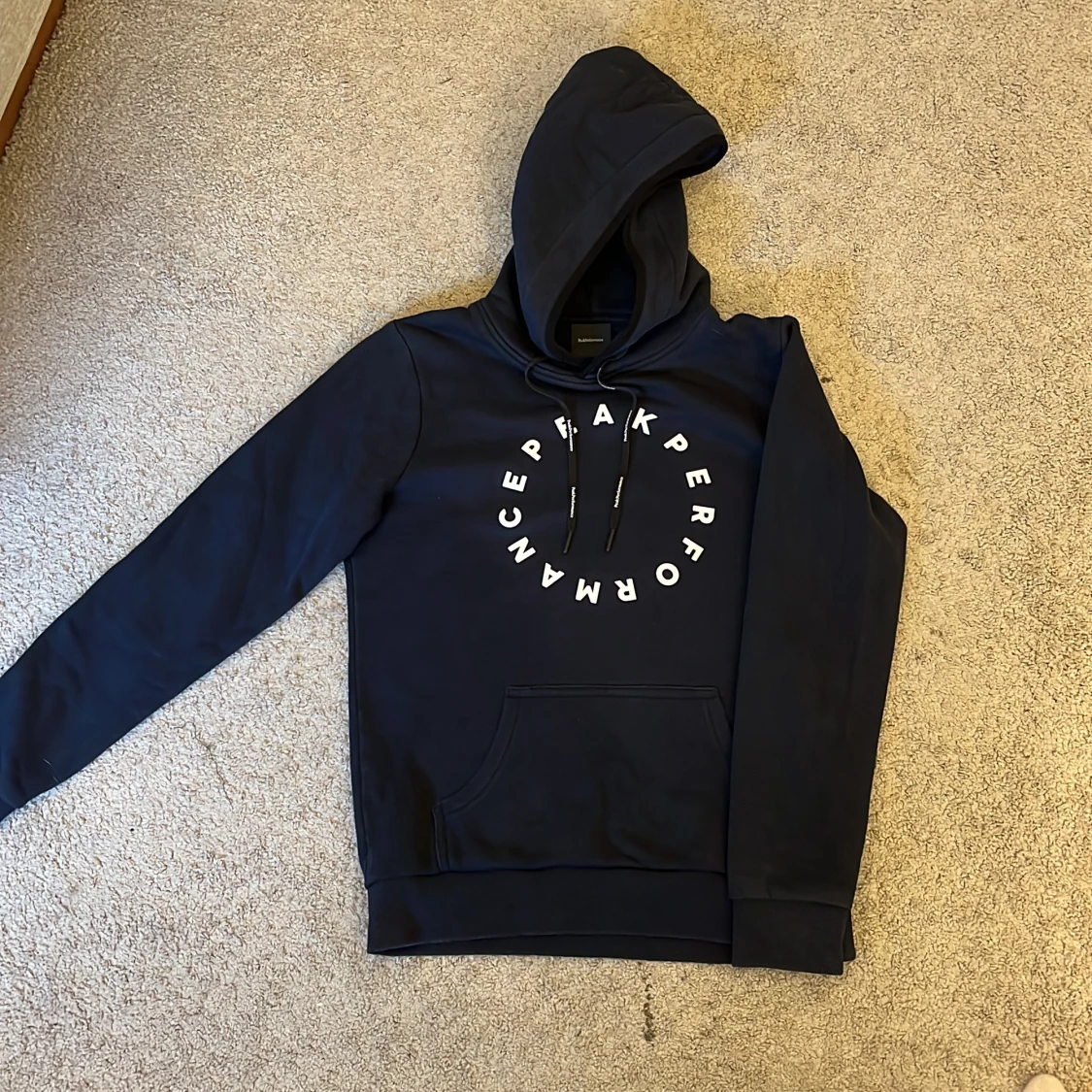 Mörkblå hoodie från Peak Performance - 3