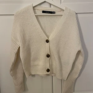 Vit stickad kofta - Så himla fin och söt vit stickad kofta från Vero Moda som är perfekt nu inför hösten!❤️jättefint skick och bara använd få antal gånger ❤️storlek XS men jag tycker att det passar S också❤️