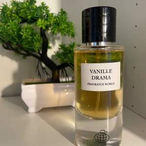 Vanille Drama av Fragrance World - Vanille Drama från Fragrance World – en parfym med stilren look och modern känsla. Väldigt god vanilj lukt med hintar av kardemumma och lite kryddig. Sjukt god att layer med andra parfymer eller ha för sig själv. Inspirerad av Christian Dior Vanilla Diorama för 5% av priset. Håller väldigt länge. Rymmer 80 ml, nypris 399