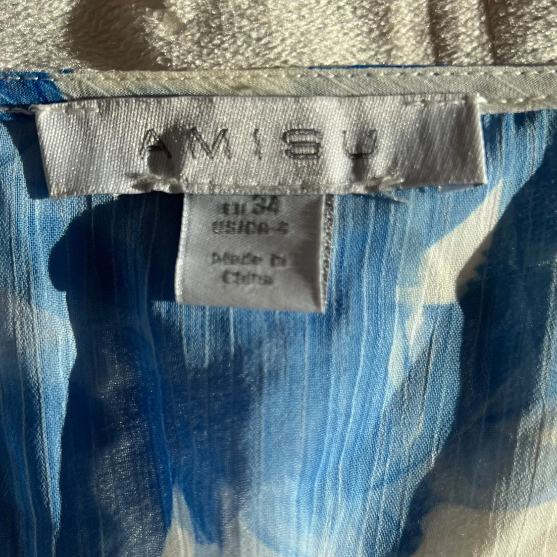 Blommig blå omlottklänning från Amisu - 1