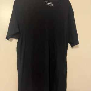 T-paita 2XL - Perus musta t-paita. Koko 2XL. Kaikai n 50cm, pituus n 74cm. Eläintalous MMM, lisätietoja saa kysymällä Katsothan myös muut ilmoitukseni Tarjoa 