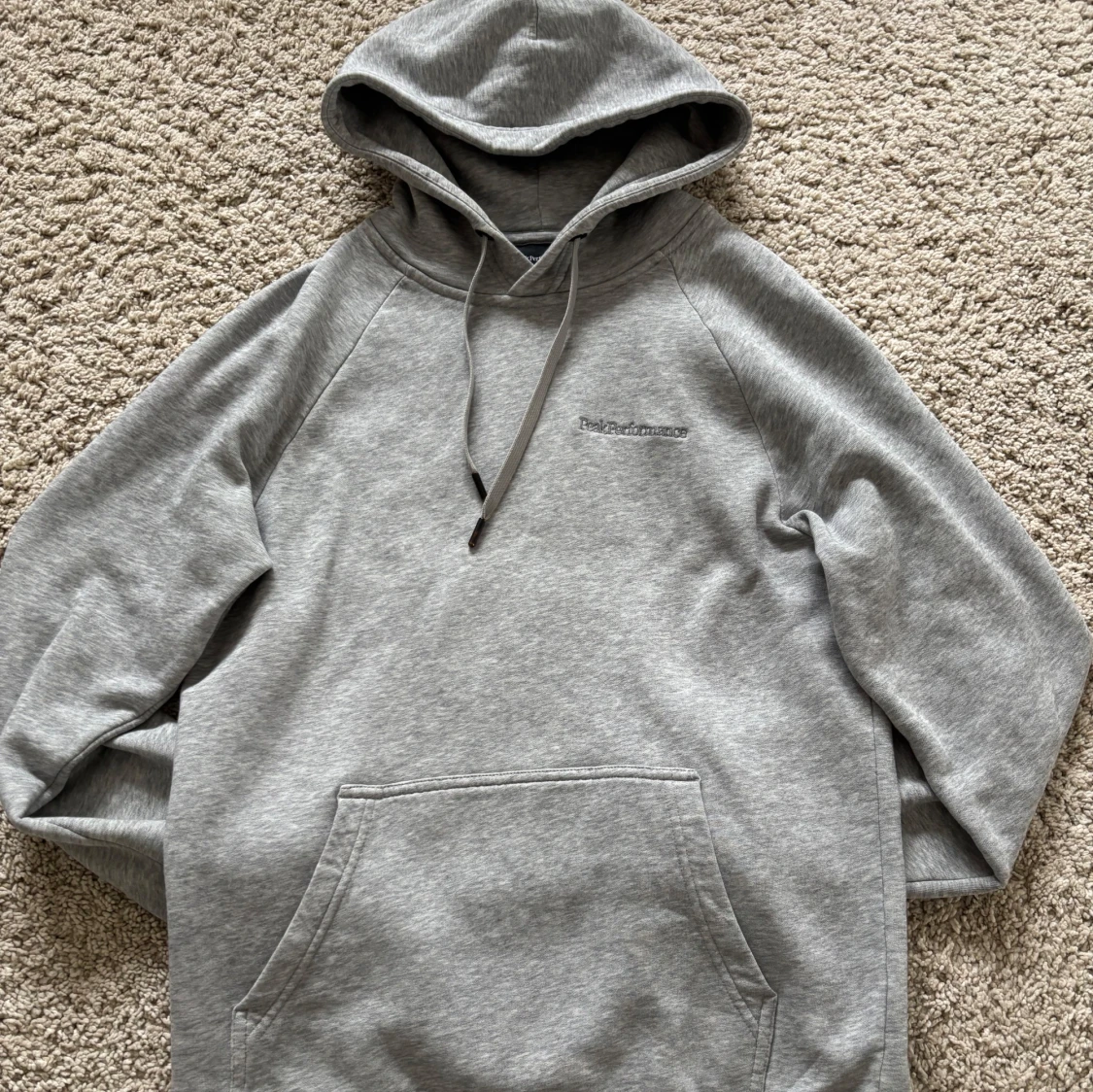 Grå hoodie från Peak Performance