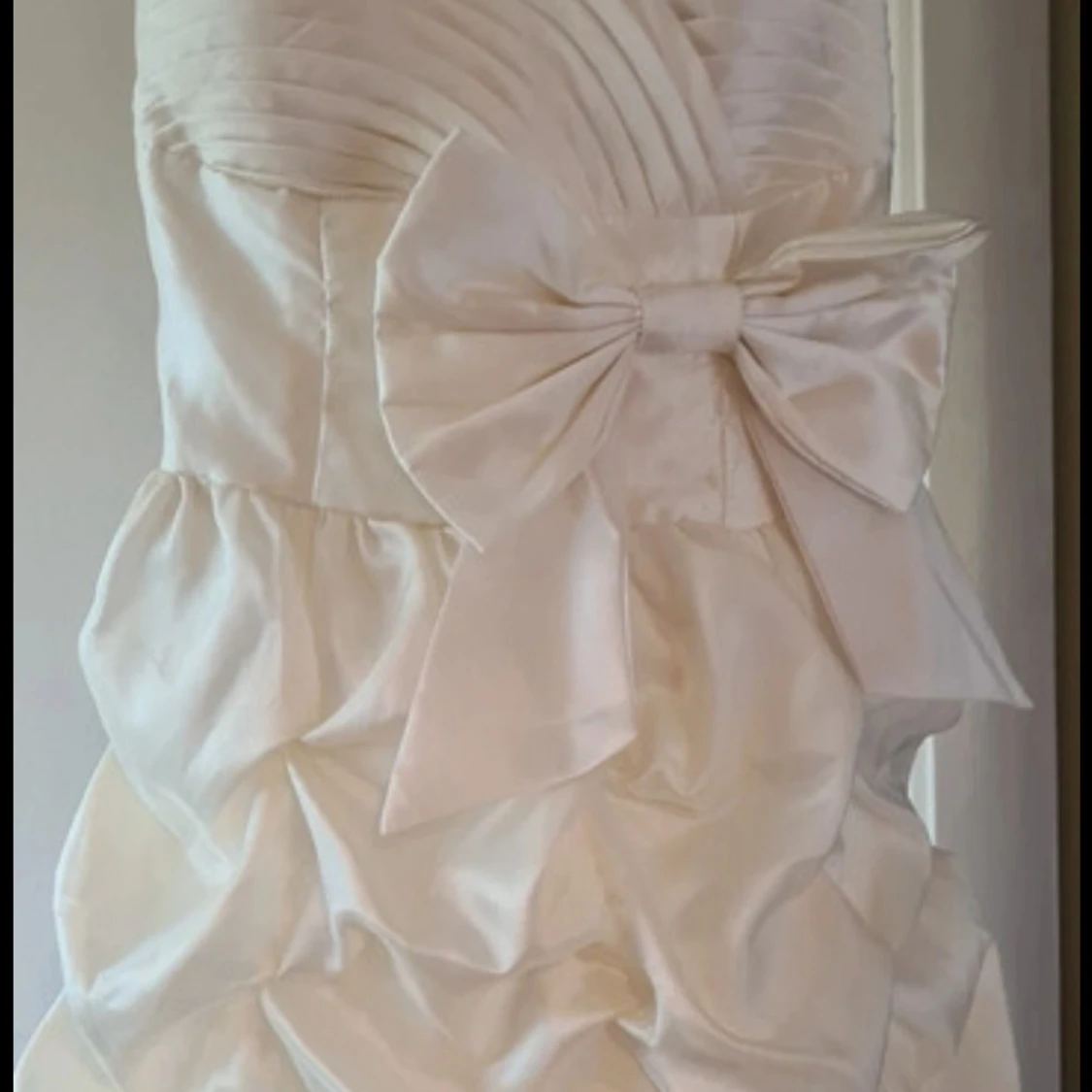 Vit kort klänning med rosett - 1