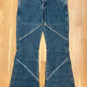 Blå bootcut jeans med coola sömmar - Säljer ett par blå jeans.