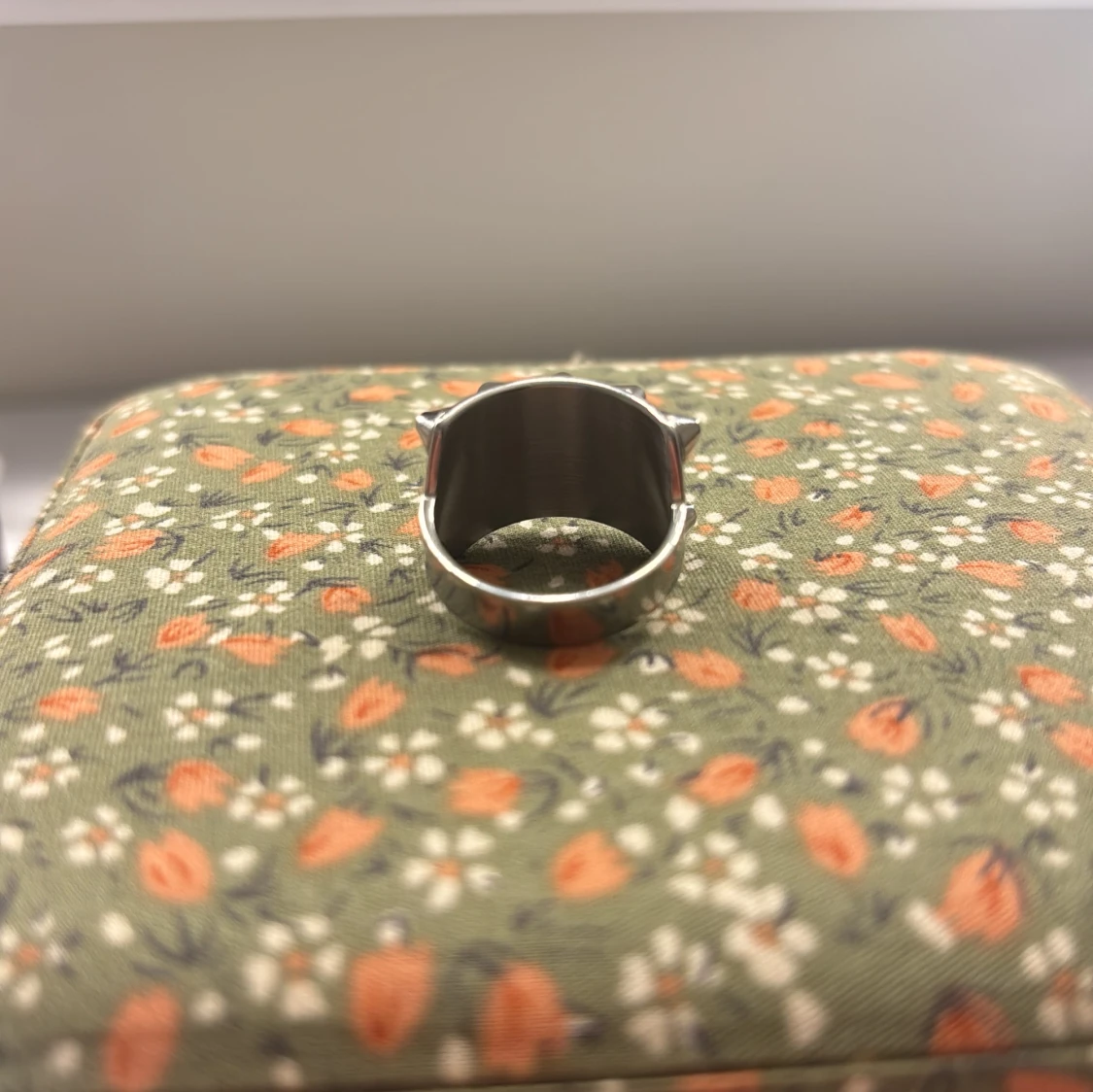 Silvrig ring med nitar - 2