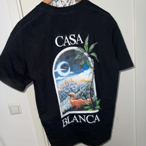 Svart Casablanca t-shirt  - Svart t-shirt från Casablanca, t shirten är i väldigt bra skick och knappt använd tidigare.