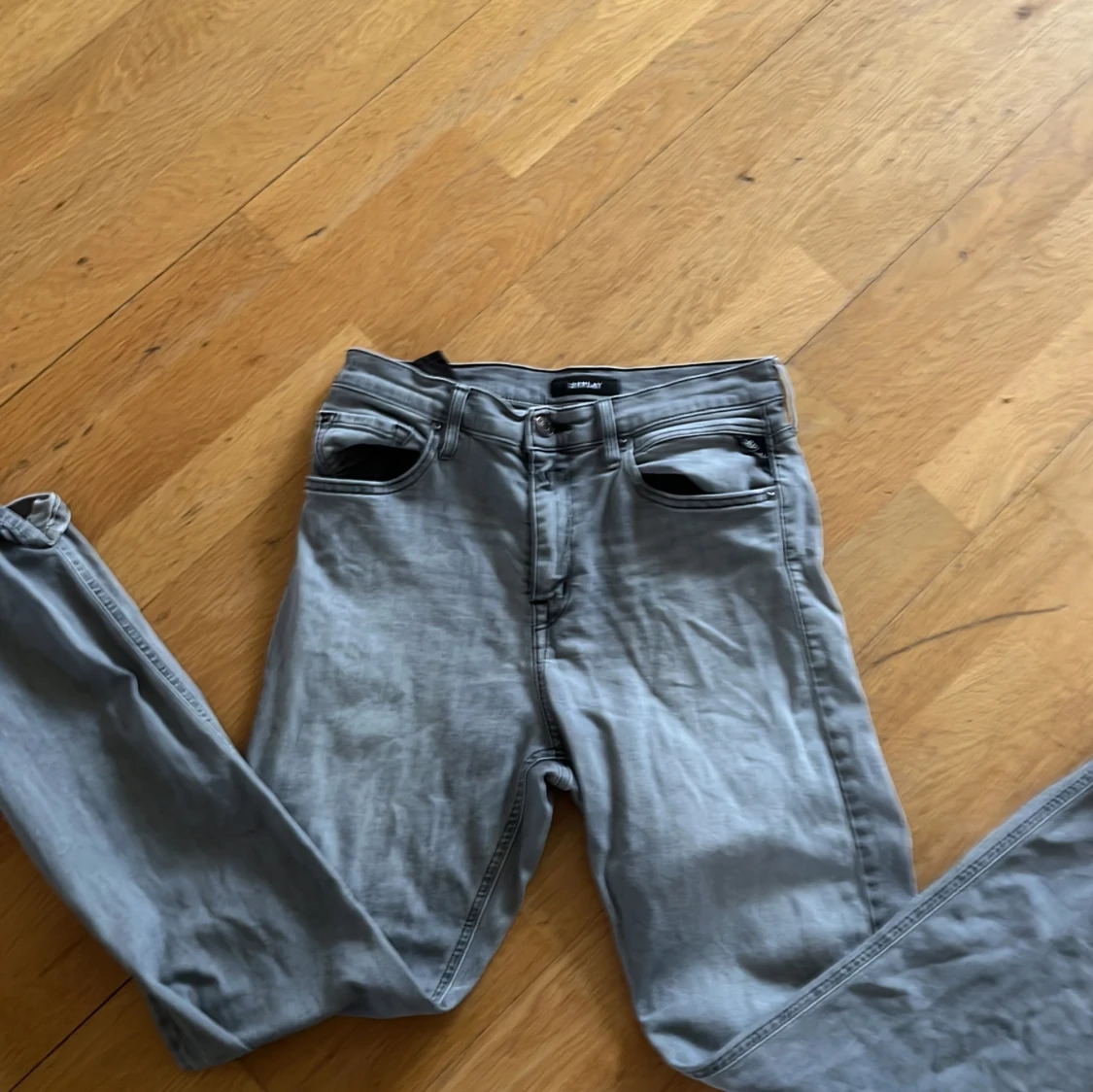 Grå Replay jeans med raka ben - 1