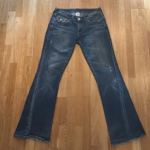 True Religion Jeans - Ett par True Religion jeans i storlek 30. Bra skick, inga defekter alls utan är lite ”sliten” i modellen. Skriv för frågor!