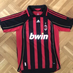 AC Milan 06/07 Tröja - Retro fotbollströja från AC Milan säsong 06/07. Pris kan diskuteras.