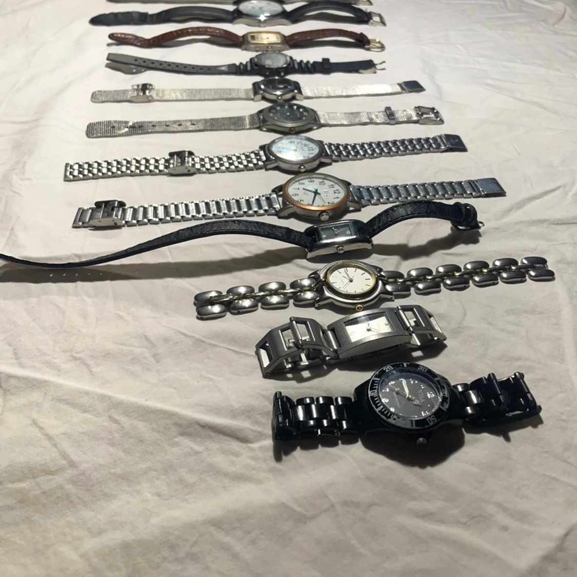 (Alla för 150) Samling av 15 stilrena armbandsur  - 1