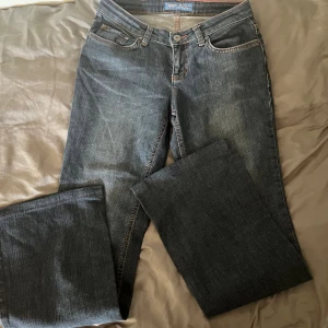 Mörkblå jeans från Arizona - Snygga blåa jeans från Arizona med kontrastsömmar i rosa.🩷🩷  Mått: midja: 66cm (runt) innebenslängd: 81cm lårvidd: 23cm  Skick: mycket bra - aldrig använda! 