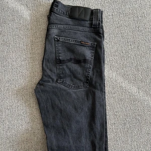 Nudie jeans grå  - 🧵 Märke: nudie jeans (Grim Tim) 📏 Storlek: W33 L34 ✨ Skick: Mycket gott skick / Nästan som nya 🎯 Perfekta både till vardags och när du vill klä upp dig lite extra 📦 Snabb leverans – skickas samma dag! 💌 Har du frågor? Hör gärna av dig – svarar snabbt