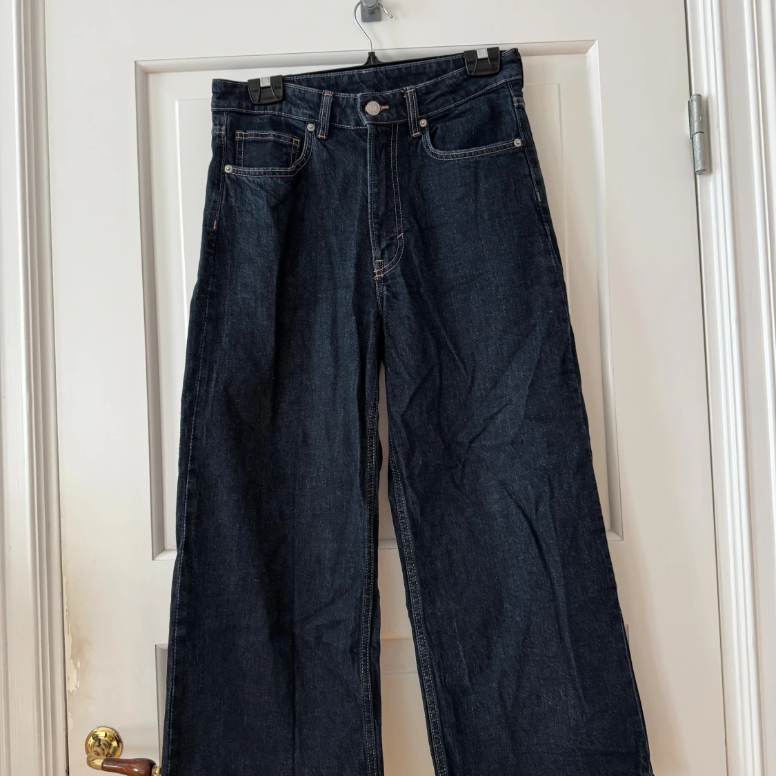 Mörkblå wide jeans från H&M, strl 40