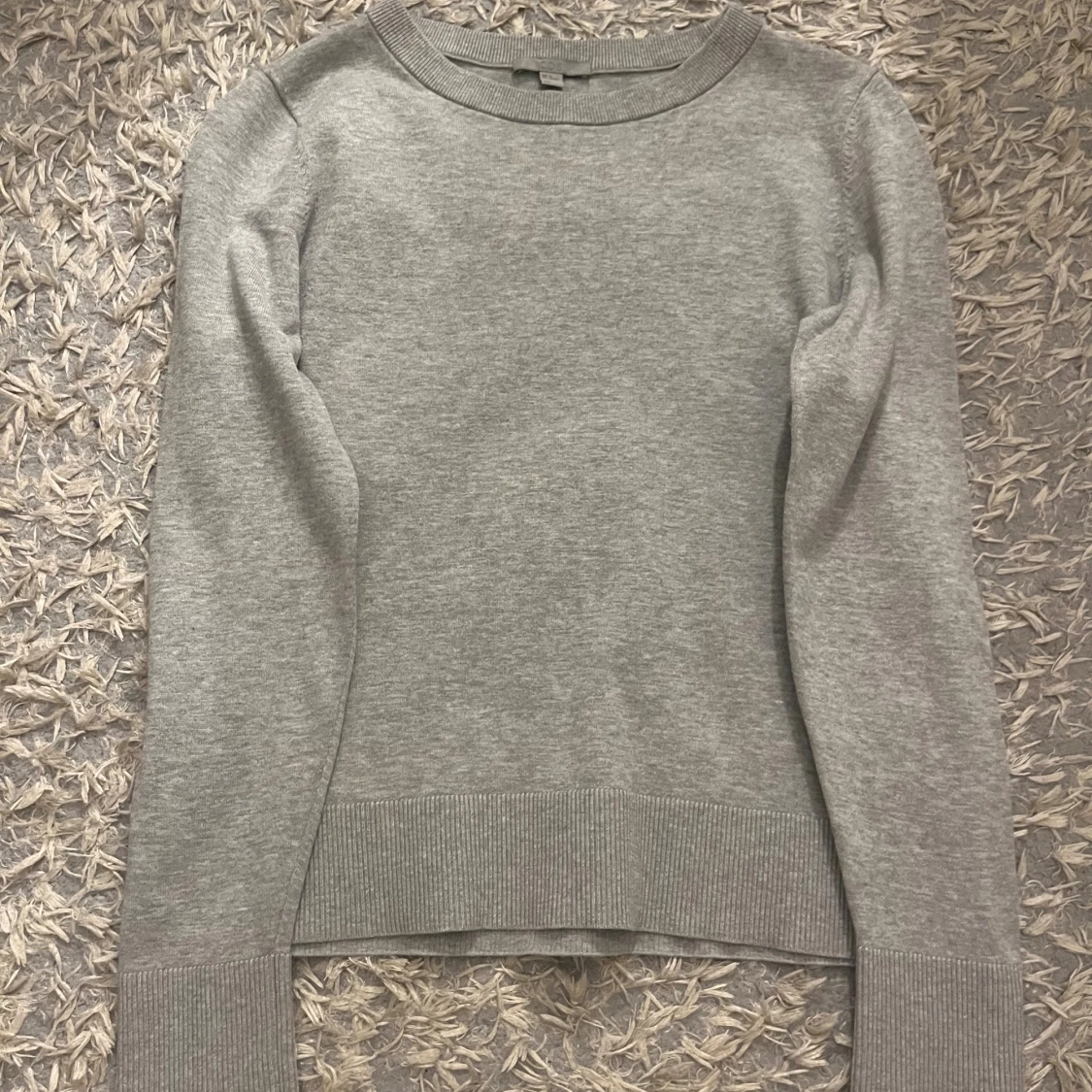 Grå stickad tröja från COS XS