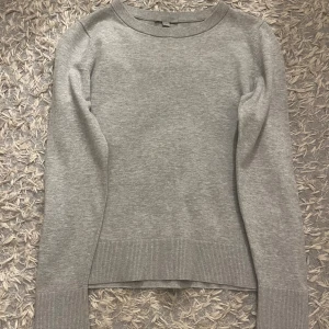 Grå stickad tröja från COS XS - Säljer min gråa tröja fårn COS