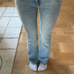 Ljusblå bootcut jeans - Snygga ljusblå jeans med bootcut passform och klassisk femficksdesign. Jeansen har en något utsvängd nederdel och sitter tajt över låren. Perfekta för dig som gillar en retroinspirerad look. Materialet är klassisk denim.