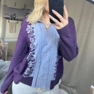 Vintage tröja  - Lila vintage tröja med fina detaljer💜  Inga lappar med jag har vanligtvis storlek s, passar nog även m, beror på hur man vill att den sitter