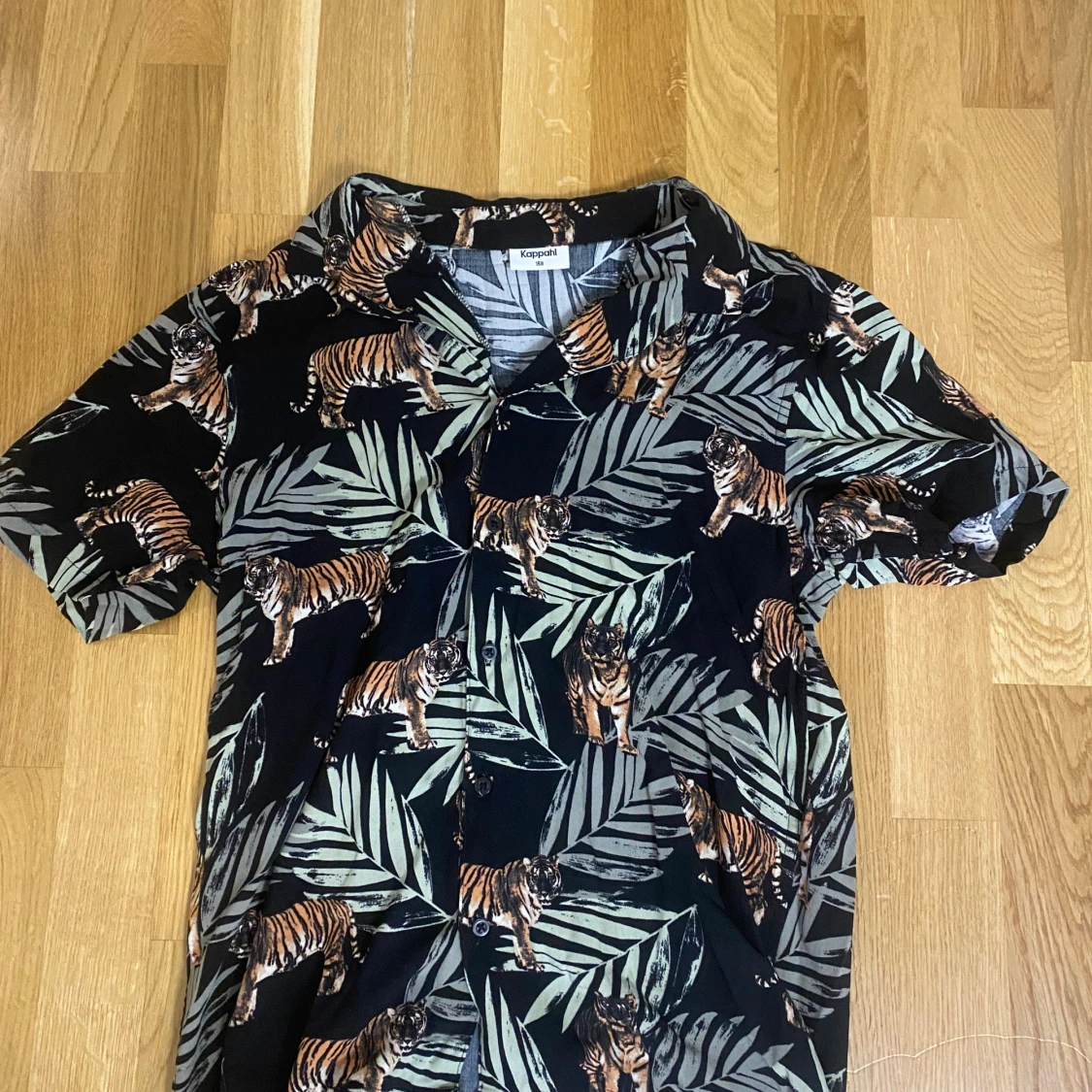 Svart skjorta med tiger- och bladmotiv
