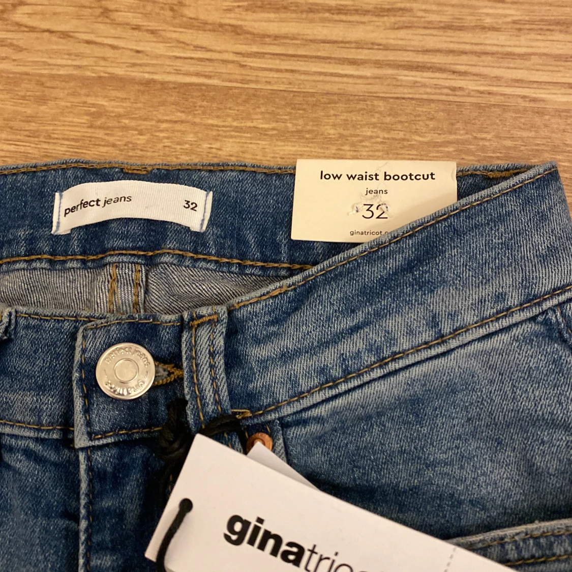 Blå bootcut jeans från Gina Tricot - 1