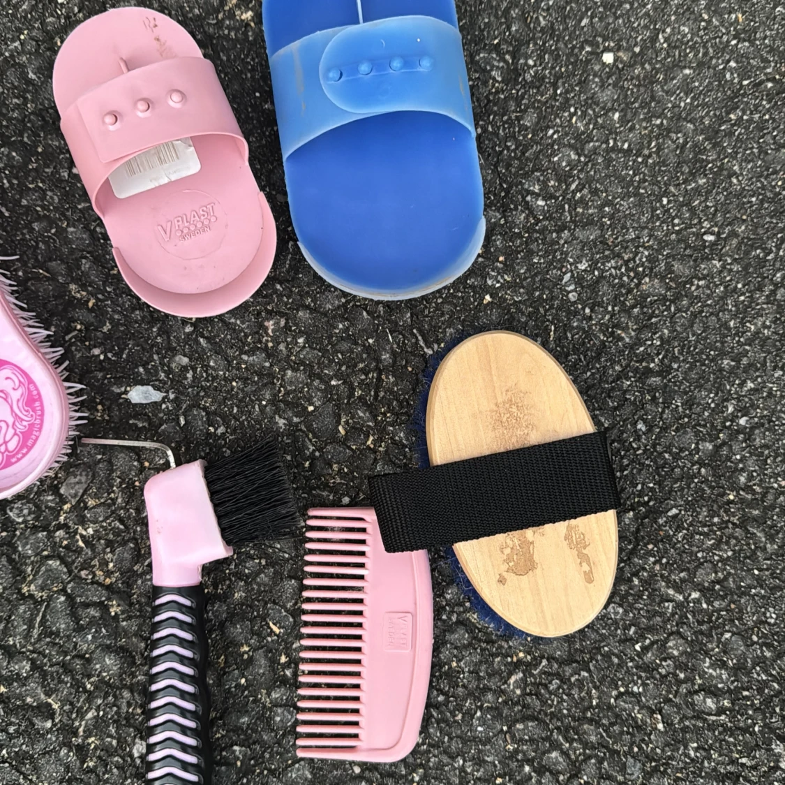 Magic Brush hästborstset setter är bara andvänt på käpphästar - 4