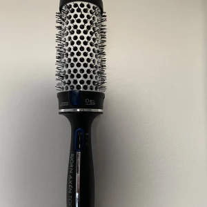 Björn Axén Tools Air Brush - Professionell varmluftsborste från Björn Axén Tools med jon-teknologi och integrerat värmesystem. Borsten är i fint skick, inga synliga defekter eller slitage. Perfekt för att skapa volym och glans i håret. Enkel att använda med flera värmelägen. Om man vill kan ett värmeskydd (sista bild) följa med men det ör inte i lika bra skick💓 Skriv för frågor