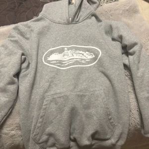 Grå corteiz hoodie  - Fin corteiz hoodie som passar till allt i storlek S men passar även storlek M vid fler frågor skriv privat. 