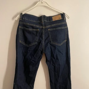 Lågmidjade jeans - Lågmidjade jeans från lager 157 med en fin design på framsidan. Knappt använda. Storlek S❤️