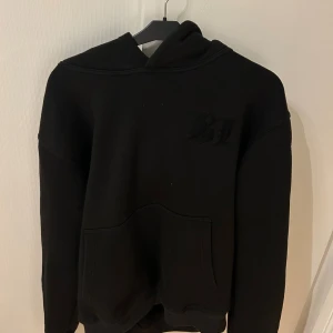 Svart brnloud hoodie - En svart hoodie från brnloud. Hoodien går inte att köpa längre och är i storlek s