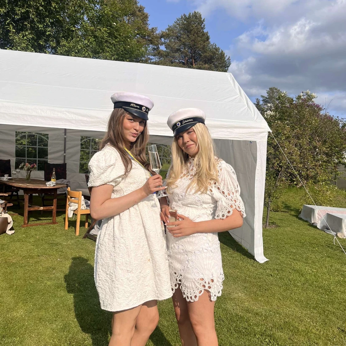 Vit spetsklänning med broderade detaljer - 1