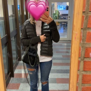 Mörgrön cardigan från Moncler - Säljer en mörkgrön cardigan från Moncler med stickade ärmar och sidopaneler. Jackan har två framfickor, quiltad front och dragkedja. Perfekt för dig som vill ha en snygg och chill jacka med exklusiv känsla och cool design. Jackan är i storlek L men passar mig perfekt som har S.( har även skickat in jackan så att en skrädde har sytt upp den) 💕💕