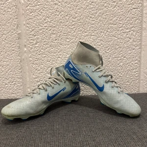 Nike Mercurial Fotbollsskor - Köpte de från Stadium för runt 1000kr men säljer de nu för 299kr då den är i helt ok skick. Finns inga problem med de förutom det som man kan se på bilden. De är i storlek 42 och är perfekt för fotbollen. Hör av er vid intresse och frågor!