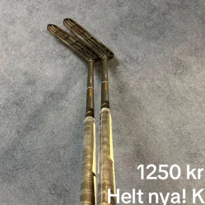 Unilite Max Ti 29 classic black/gold 100 cm - Två Unilite Max Ti 29 classic black/gold i nyskick, helt oanvända med plasten kvar. Orginal pris 1799. 1 för 1200. 2 för 2000. Klubborna är 100 cm