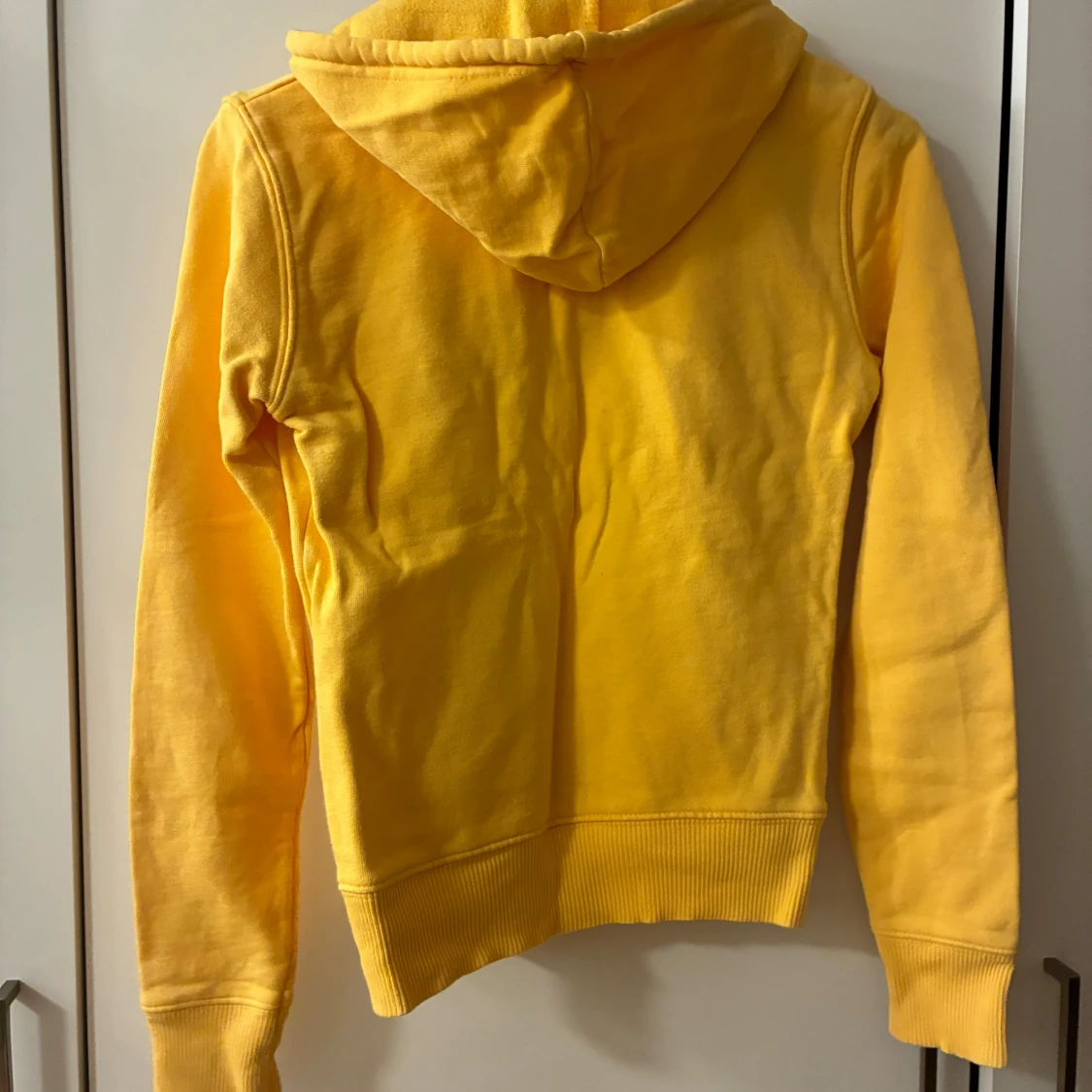 Gul hoodie med dragkedja och huva - 1