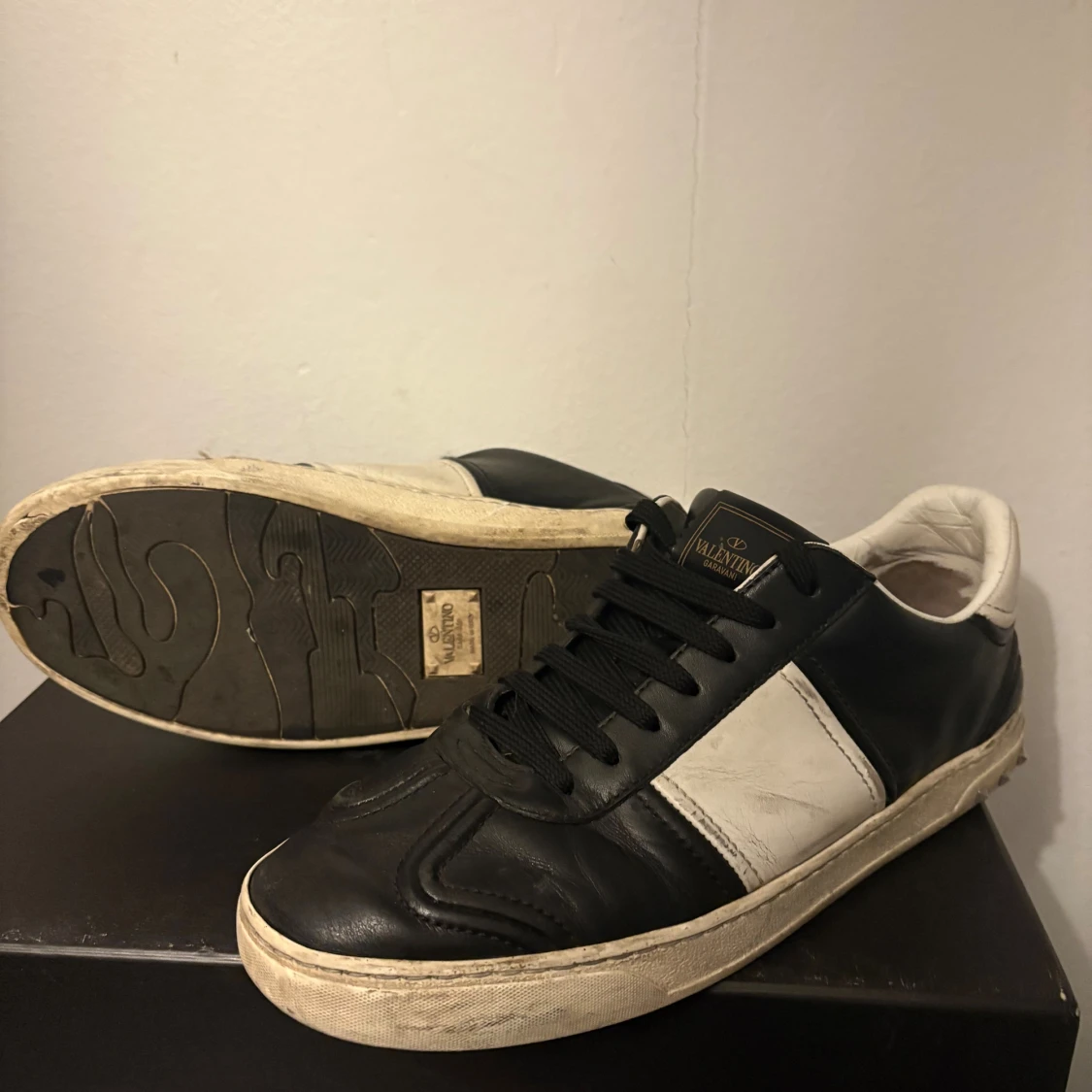 Valentino Garavani svartvita sneakers - 2