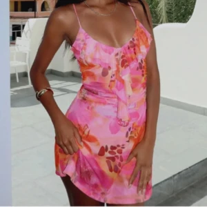 Klänning från Whitefox - Klänning från Whitefox boutique i strl M men passar även S. Klänningen är helt ny bara testad, bandet runt om finns kvar samt påse.