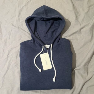 Ny mörk blå hoodie från Pier One  - Snygg hoodie från Pier One i storlek XS. Hoodien är helt ny och aldrig använd – mjuk, bekväm och med riktigt bra passform. Perfekt till både vardag och chill-outfits!