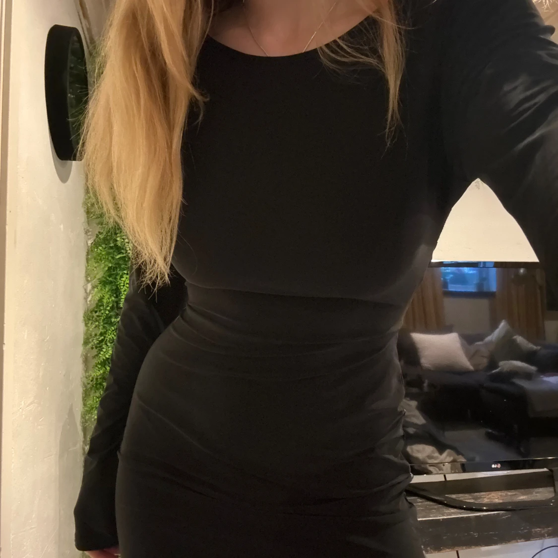 Svart tight miniklänning med öppen rygg