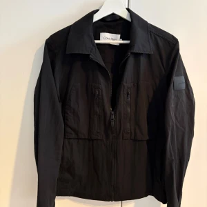 Calvin Klein tunn jacka - Väldigt fin jacka, Herr Storlek S. Äkta såklart, felfri och fräsch!