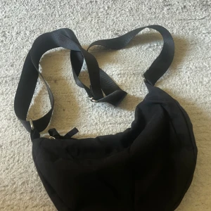 Axelbandsväska! - Från Hm. Knappt använd, inga defekter!